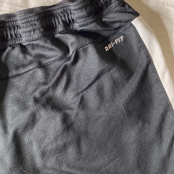 Nike woman’s Dri-Fit size Large jogging shorts - Picture 3 of 4